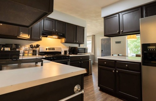 East Peoria House | The Family Haven | 3BD/3BA Home in East Peoria
