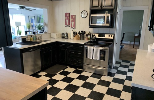 Hamilton Other | The Farmhouse - 2 ml from Colgate, king bed, family friendly, sleeps 10