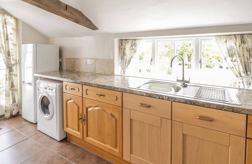 Moreton Cottage | THE FARMHOUSE, character holiday cottage, with a garden in Ledbury