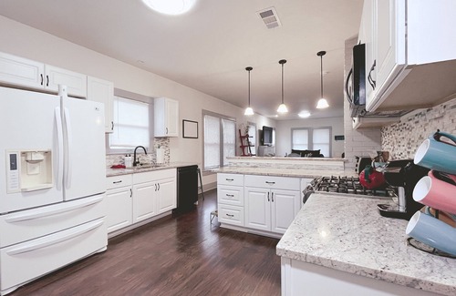 Highland Park House | 🐮 THE FARMHOUSE - FAMILY FRIENDLY DOWNTOWN COTTAGE