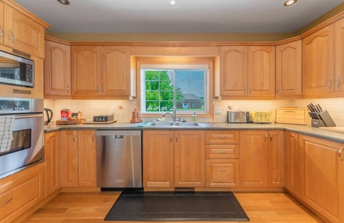 Belleville House | The Farmhouse ~ Luxury 5BR ~ Waterfront ~ Bay View ~ WFH ~ Gym