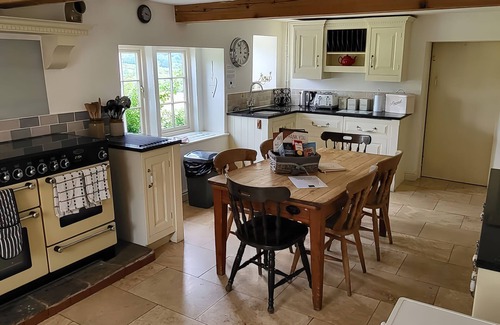 Bakewell Cottage | THE FARMHOUSE, pet friendly, with hot tub in Youlgreave