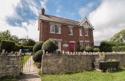 Swanage House | THE FARMHOUSE, pet friendly, with hot tub in Swanage