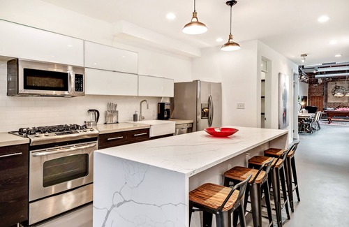 West Poplar House | The Firehouse: Unique & Cozy 5B/4Bth +Free Parking