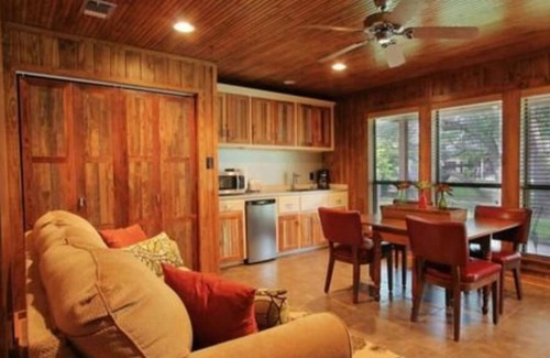 Uvalde Bed & Breakfast | The Flight Deck Room