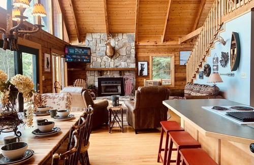 West Jefferson Cabin | The Flight Deck, Amazing Views, Sleeps 14, Firepit, Bunks, Game Room