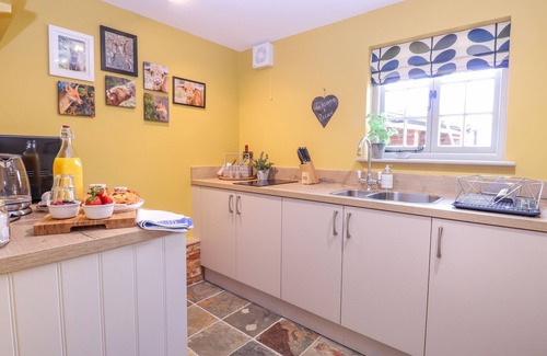 Old Newton Cottage | THE FORGE, romantic, character holiday cottage in Stowmarket