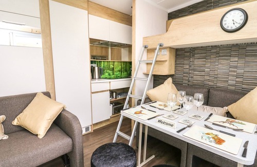 Llandrindod Wells Cottage | THE FOX DEN, with hot tub in Rhayader