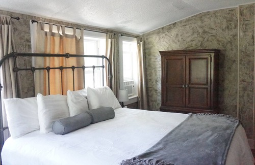 Canadensis Bed & Breakfast | The Frogtown Inn
