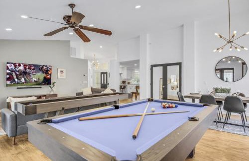 Coffeyville House | THE Fun House FULL Arcade LUX backyard Sleeps 12