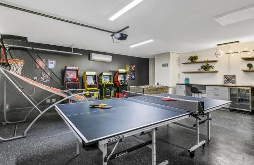 Coffeyville House | THE Fun House FULL Arcade LUX backyard Sleeps 12