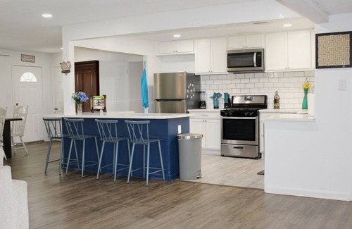 Sulphur House | The Fun House! with Master Suite and open common areas 4BR/2BA