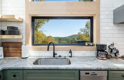 Hot Springs Cabin | The Grasshopper Treehouse, Hot Tub, Sleeps 6
