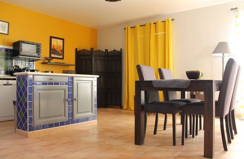 Garrigues-Sainte-Eulalie Apartment | The gardens of Holî the apartment