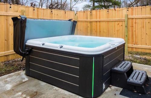 Royal Manor House | The Gahanna Cabana Hot Tub 5BR