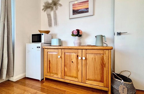 Sydney Apartment | The Gallery Suite - Sea views & Creative Vibes