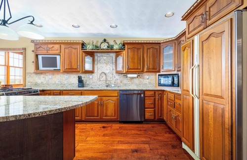 Weirton House | The Galloway House - Pool + Million Dollar View - Staycation Awaits!