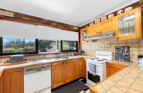 Halls Gap House | The Gap Holiday Cottage, Entertainers backyard, fire pit & fabulous views