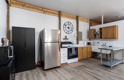 Pigeon Cabin | The Garage - Renovated - Caseville Beach - Golf - Kayak - Hike