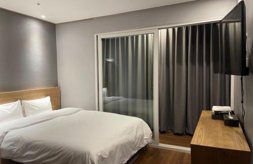 Ikseon-dong Hanok Village Hotel | The garden hotel