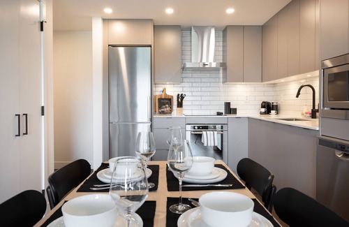 Downtown Kelowna Condo | The Garden Oasis Downtown Kelowna Condo w Pkg and AC