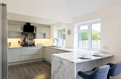 Horley House | The Gardens|3BR Bungalow|Driveway|Near LGW