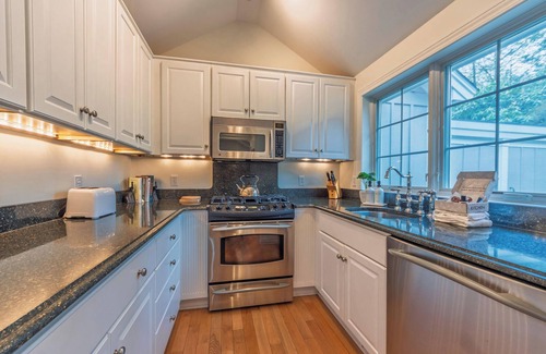 Michigan House | The Gardens - Lily - Walking Distance to Douglas Beach