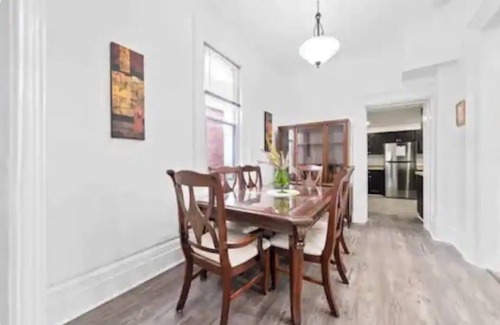 Brantford House | The Georgian; 4 bedroom home, 5 minutes from Highway 403, open to longterm stays