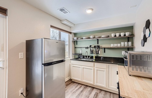 Superior Apartment | The Getaway - Large 1-bed walk-out basement apt