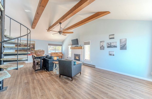 Hessel House | The Getaway on Saint Martin Bay: Fall Colors & Fireside Comfort on the Bay
