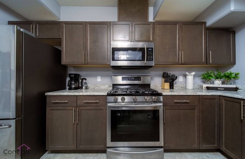 Southeast Edmonton Condo | The Getaway Suite | King Bed | Near Airport | WiFi
