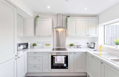 St. Thomas House | The Glenroy - TV in Every Bedroom!