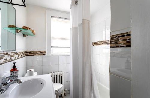 Cove - East Side - Shippan Apartment | The Gold Room near downtown trains fast wifi