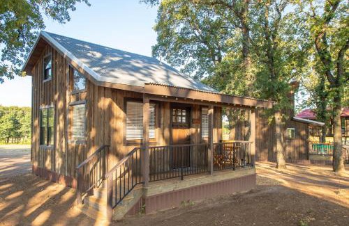 Elm Mott Ski Chalet | The Goldfinch Cabin 15 MIN to Magnolia Baylor