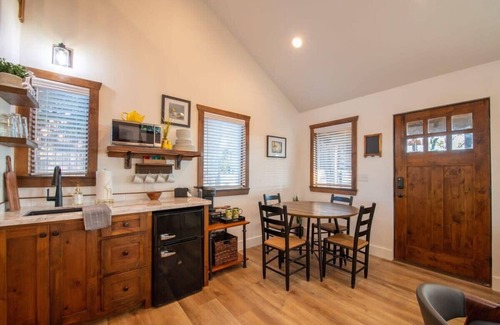 Elm Mott Ski Chalet | The Goldfinch Cabin (15 MIN to Magnolia & Baylor)