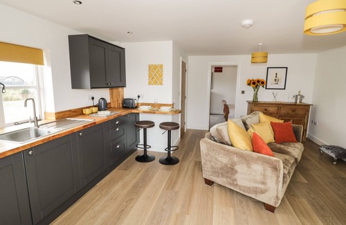 Severn Stoke Cottage | THE GOOSE NEST, pet friendly, with hot tub in Kempsey