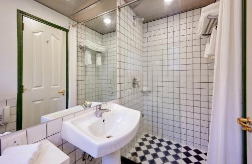 Wellington Pier Hotel | The Gordon House Hotel - Near Gateway Of India