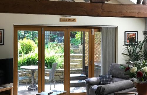 Carleton Apartment | The Granary with hot tub - 2 miles from Skipton