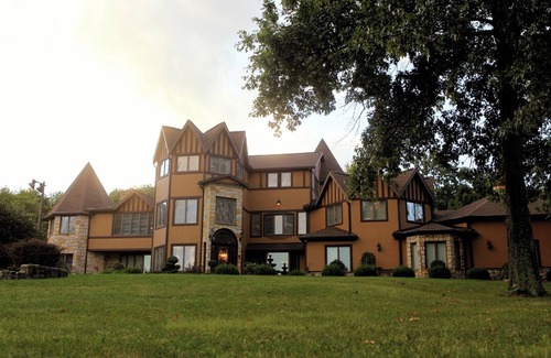 Schenley House | The Grand Estate in Freeport PA just NE of Pittsburgh Pa Private Pool