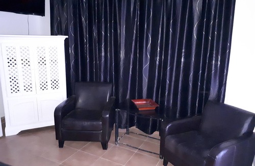 Ekurhuleni Apartment | The Grande Room is 15 minutes from OR Tambo Airport. Walk to all amenities