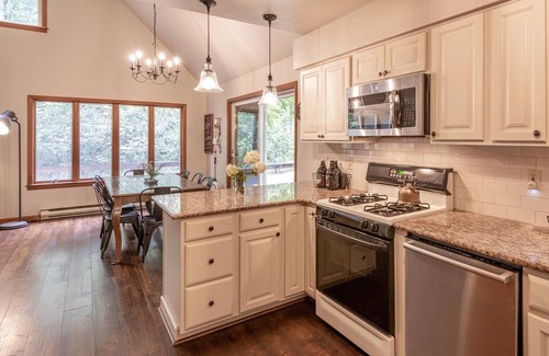 White Mills Ski Chalet | The Gray Chalet - private lot close to Lake Wallenpaupack & downtown Hawley
