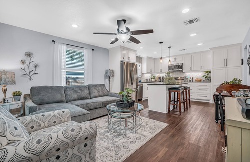 Brenham House | The Green Emerald Close to Down Town Brenham