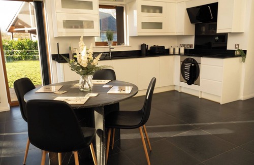 Aubourn Cottage | THE GREEN MONKEY, pet friendly, with hot tub in North Hykeham