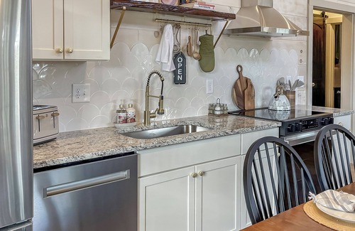 Greeneville Cabin | The Green Mountain-Newly Build Cabin with AC, WiFi in Greeneville-Family-Pets