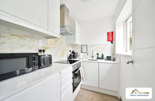 Sevenoaks Apartment | The Green Suite - Modern 1-Bed Flat - 20% Off for Early Guests
