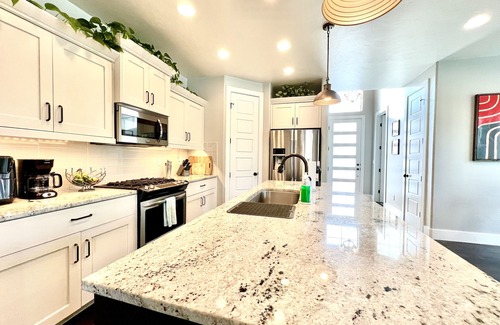 Harris Ranch House | The Greenbelt Getaway- Views, Pets, Games, Fun!