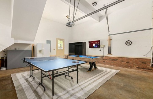 Greensboro House | The Greensboro Manor | HotTub + FirePit + Basketball Court + 15 Min To Sedgefield CC