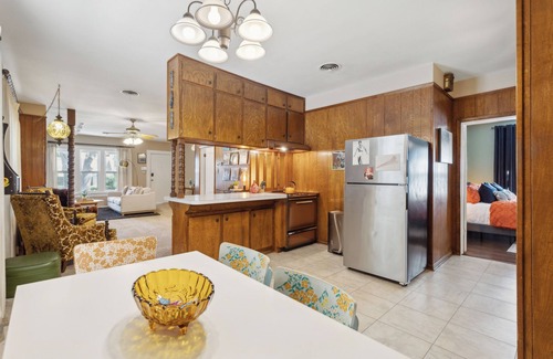 Fort Worth Cultural District House | The Groovy Casa, Walk to Dickies Arena & Will Rogers