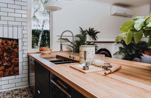 Korweinguboora House | The Gums ~ Daylesford Region ~ Sleeps 12 ~ 44 Acres