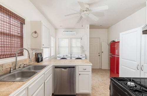 Crestwood House | The Halcyon- a Cozy 2BR Tudor in Crestwood-Sleeps 6!